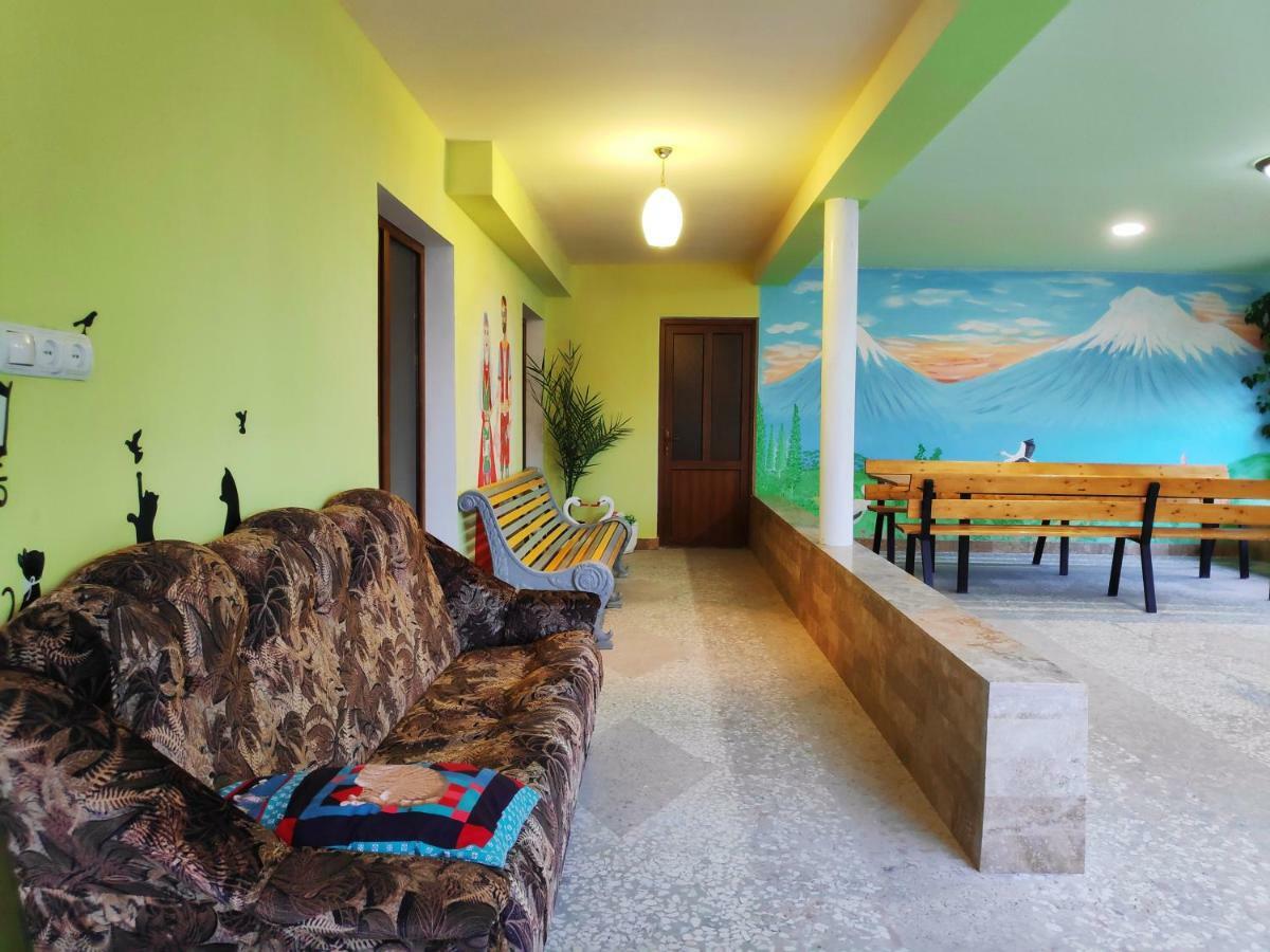 Happy House Hotel Chʼiva Екстериор снимка